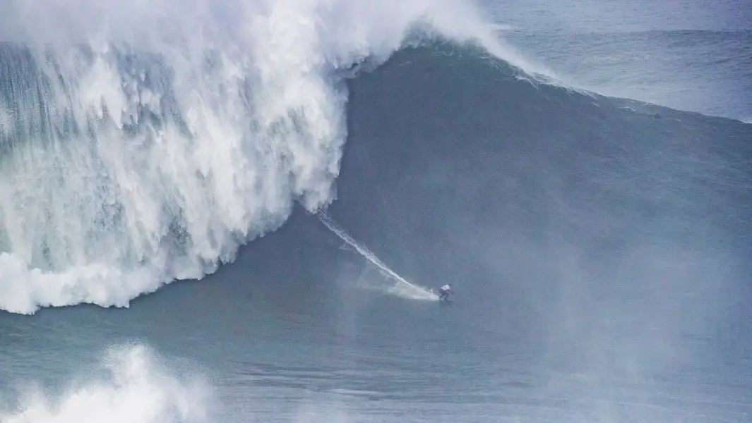 La surfista brasileña Maya Gabeira rompió su propio récord por la ola más grande jamás surfeada 