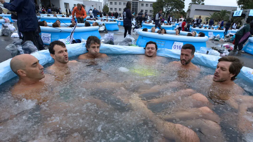 Más de 900 personas se sumergen en agua helada y rompen récord mundial en Uruguay