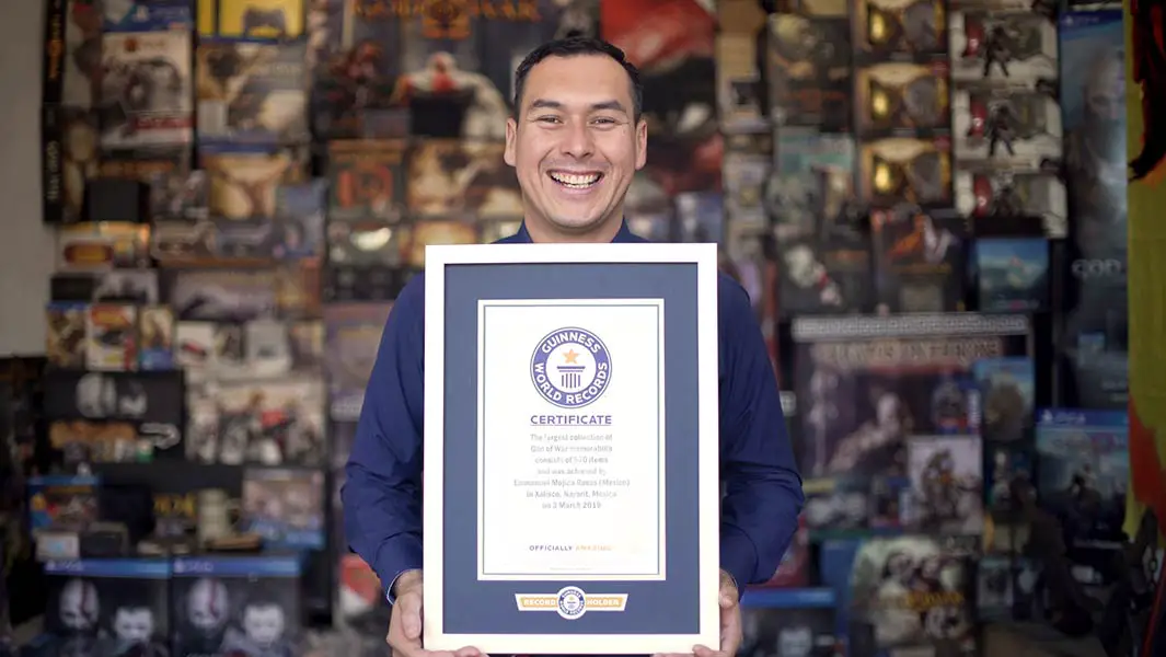 Nativo de Xalisco, México rompe récord de Guinness World Records™ por tener la colección de recuerdos de God of War más grande del mundo