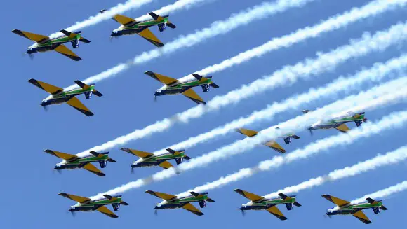 El escuadrón "Esquadrilha da Fumaça" recibe certificado durante visita de Guinness World Records a Brasil