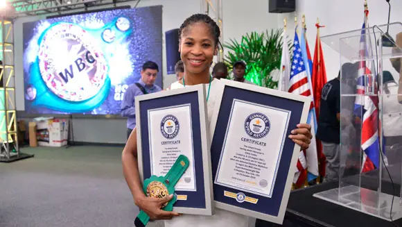 Alicia Ashley, la campeona de boxeo de más edad, y la familia Caíz de oficiales de boxeo, son certificados en la Convención Femenina del CMB
