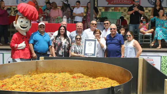 Sirven el arroz con gandules más grande del mundo en Puerto Rico