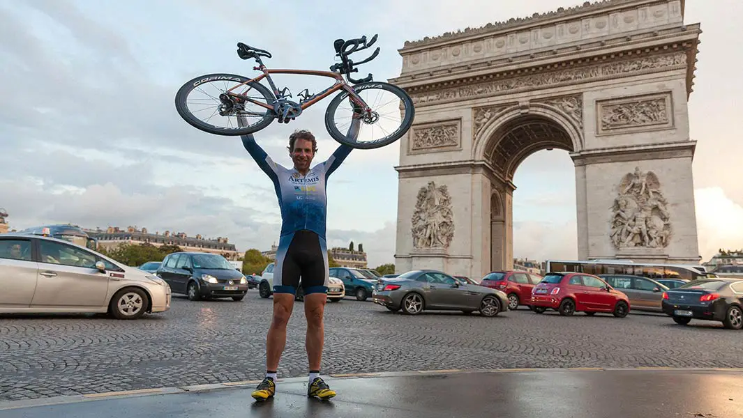 Ciclista británico da la vuelta al mundo en bicicleta en 78 días 