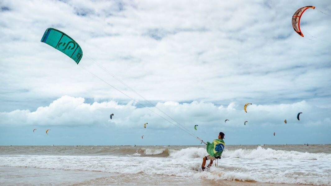 Ceará logra un récord mundial para generar conciencia ambiental: 596 kitesurfistas hicieron historia en la playa de Cumbuco