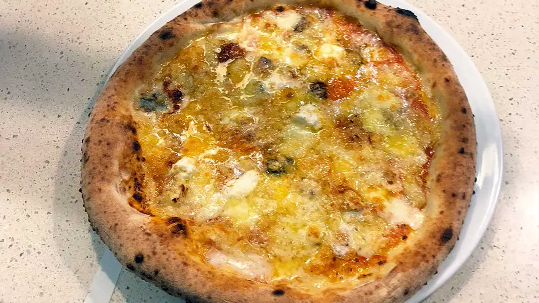 Crean una pizza en Berlín con 111 tipos de queso