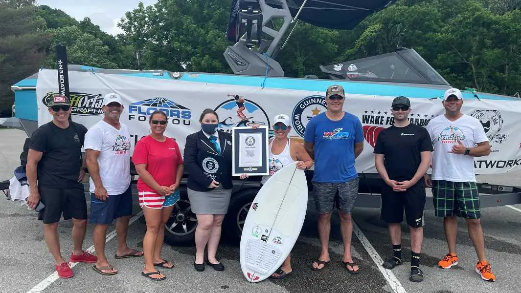 Un atleta de Indiana establece el récord mundial tras surfear durante ocho horas