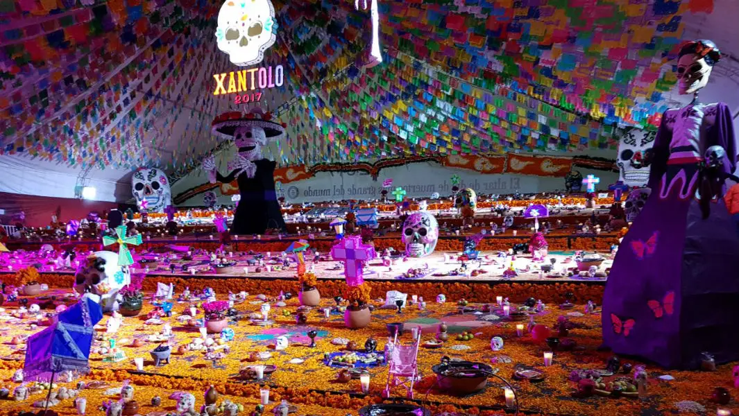 En Hidalgo, México erigen un impactante e imponente altar de muertos