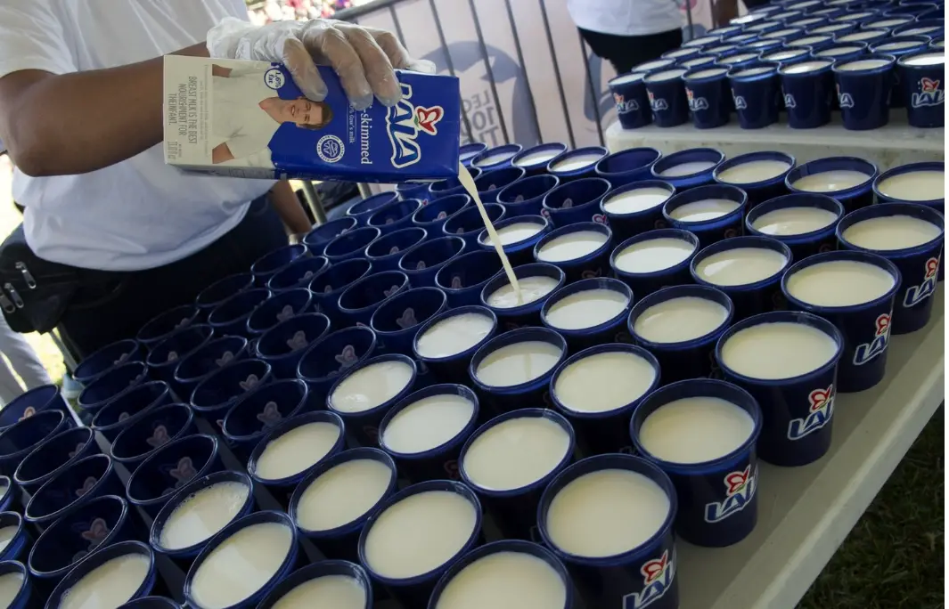 5.926 vasos de leche fueron distribuidos en el lapso de 1 hora en San José de Costa Rica. 