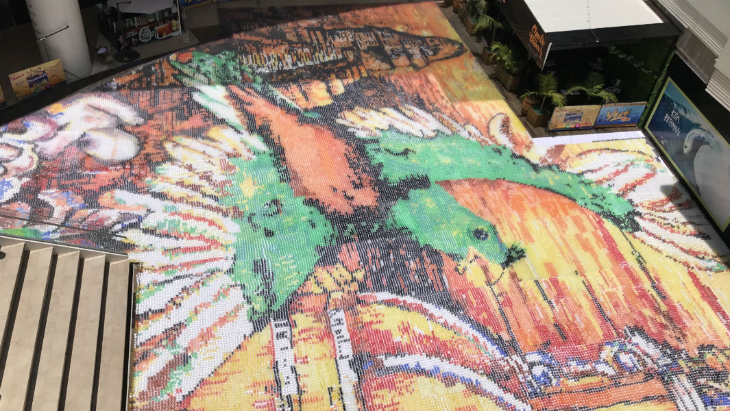 Elaboran un mosaico de agua de colores como en un homenaje a Guatemala 