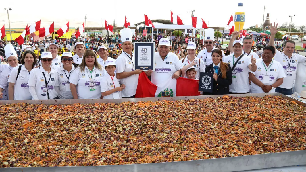 Preparan la ensalada de aceitunas más grande del mundo en Perú
