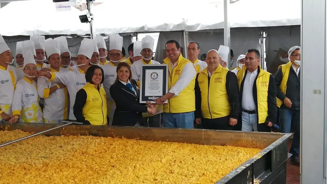Colombia rompió un récord mundial por los huevos revueltos más grandes del mundo durante la celebración del día mundial del huevo