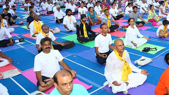Mayor clase de yoga: 54.522 participantes rompen récord en la India