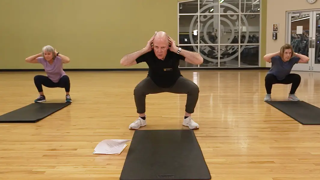 El instructor de fitness más longevo del mundo se mantiene fuerte a los 81 años: "No voy a parar sólo porque sea longevo"