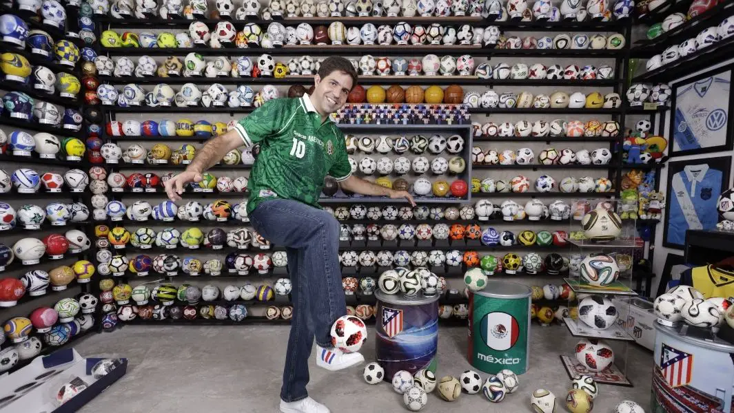 Mexicano apasionado por el fútbol crea la colección de balones de fútbol más grande del mundo