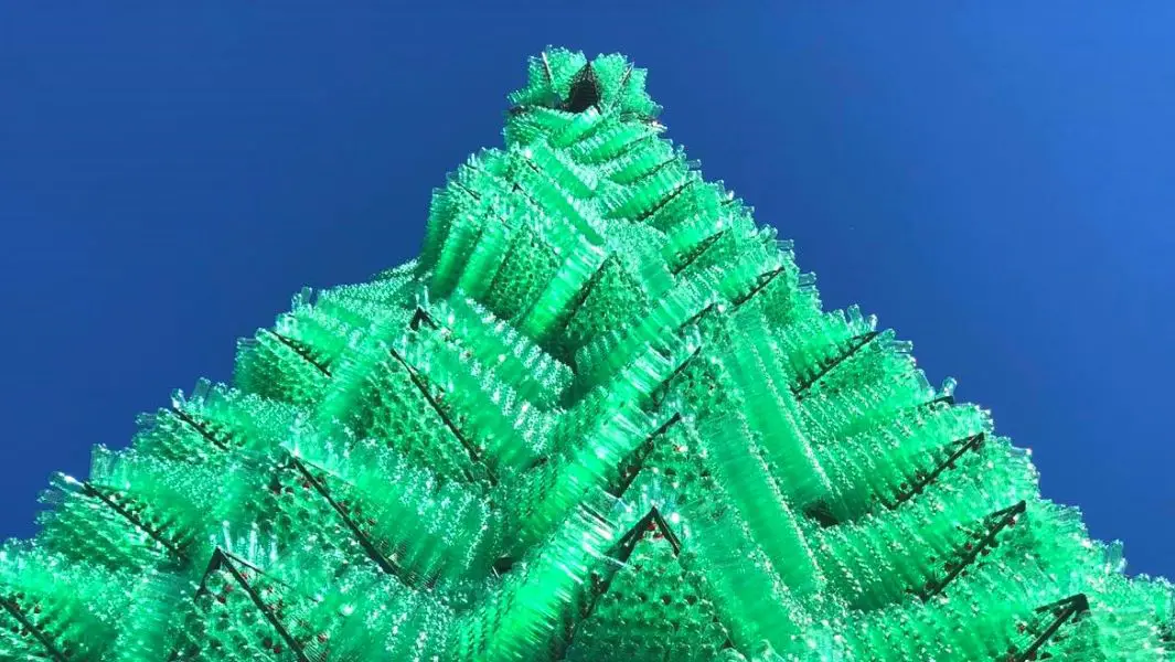La escultura hecha con botellas de plástico más alta del mundo está en México