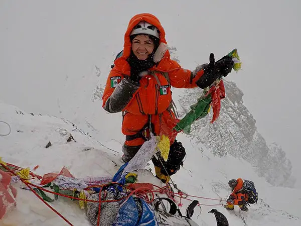 Viridiana sonríe mientras sube al Lhotse, la cuarta montaña más alta del mundo