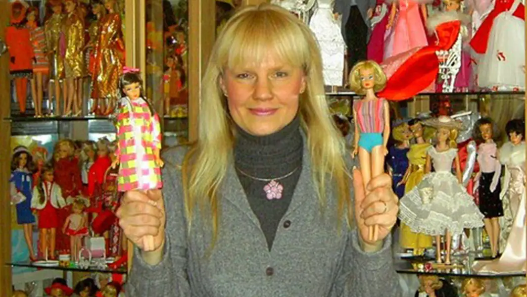 La icónica coleccionista de Barbie, se convierte en "doctora de muñecas" para repartir alegría a los demás