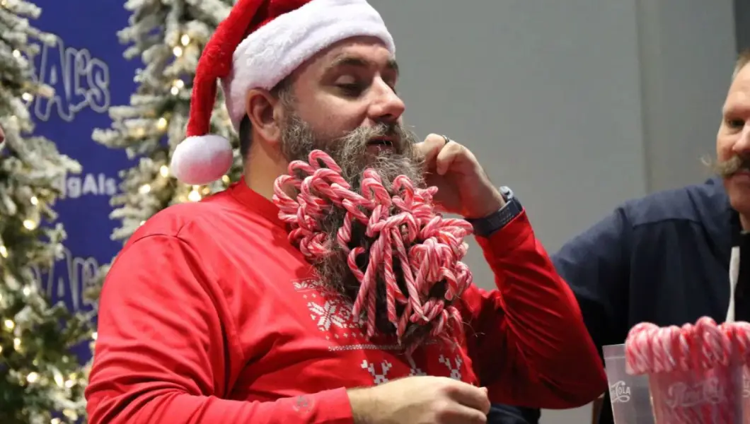 Un estadounidense rompe un récord de Navidad con 187 bastones de caramelo en la barba