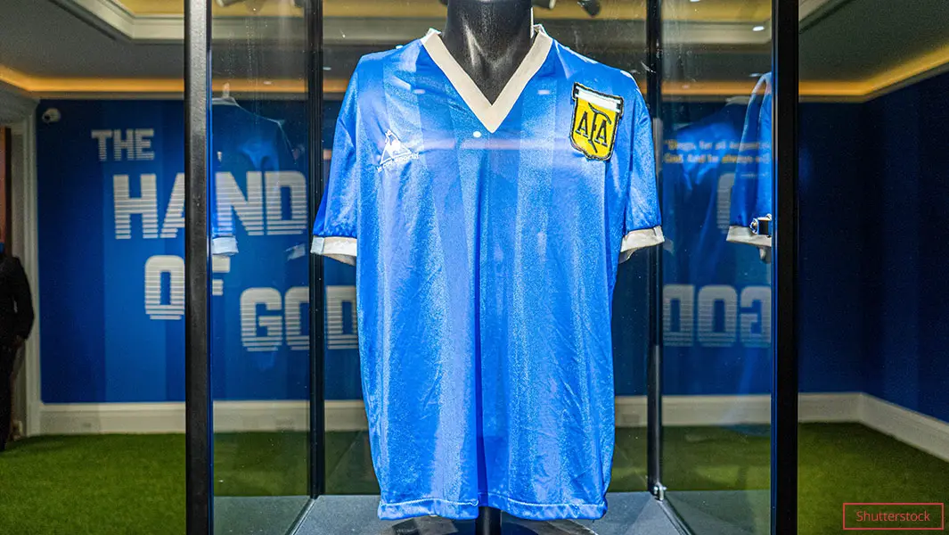 La camiseta de la "Mano de Dios" de Diego Armando Maradona rompió dos récords en una subasta