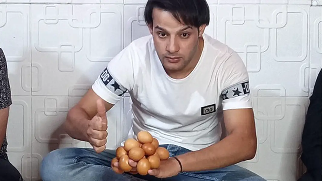 Un iraquí equilibra 18 huevos en el dorso de su mano para batir récord mundial 