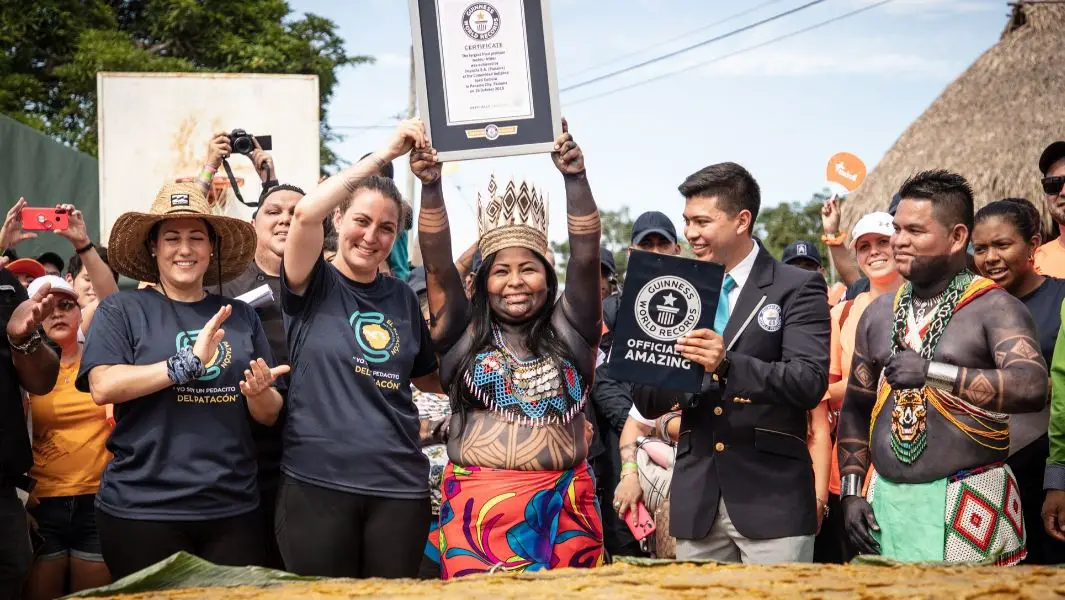 Panamá logro batir récord mundial tras crear el patacón más grande del mundo con la participación de la comunidad indígena Ipetí Emberá