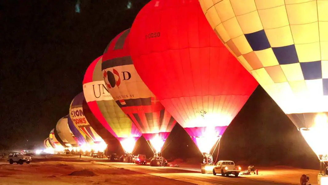 100 globos aerostáticos iluminan el cielo de Arabia Saudita 