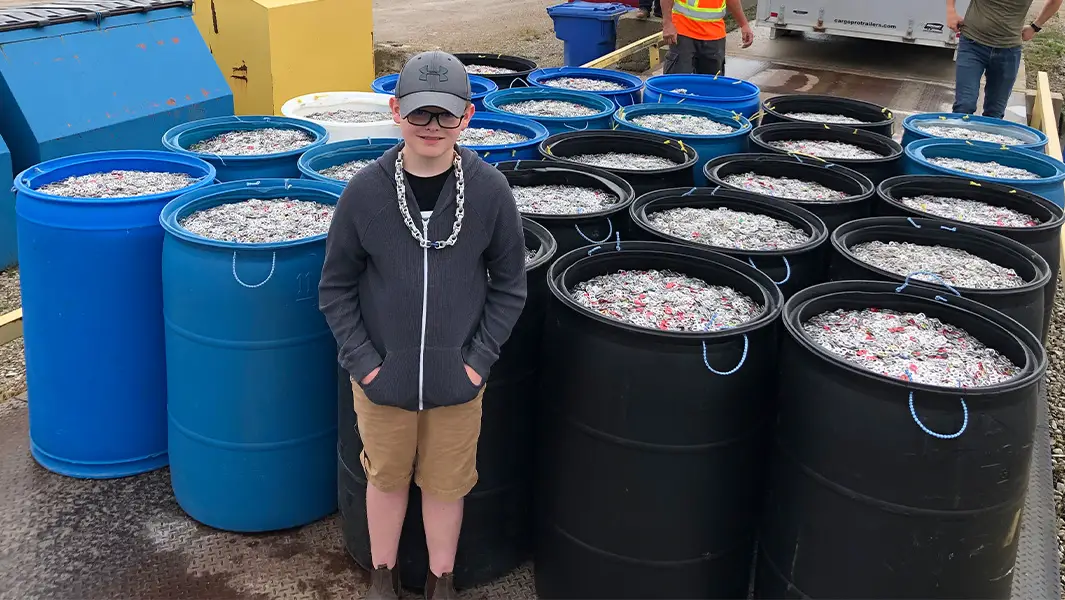 Un niño de 10 años comparte sus pensamientos al romper un récord de reciclaje 
