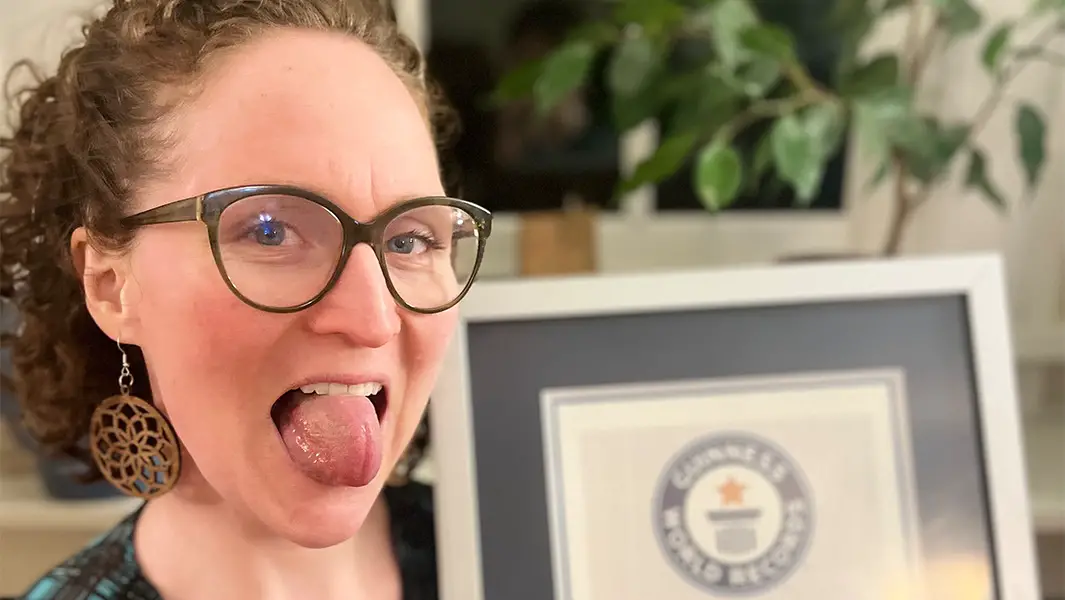 "Tiene un aspecto bastante raro": Una mujer rompe un récord con la lengua más ancha que una lata de refresco