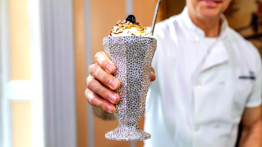 Restaurante en Nueva York sirve la malteada más costosa en un vaso cubierto de cristales Swarovski