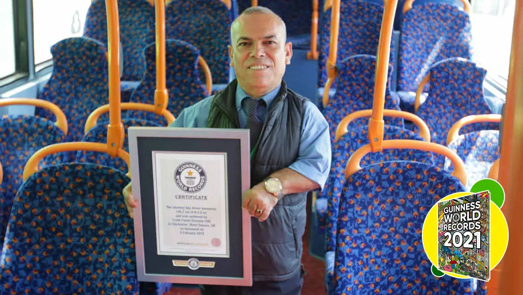 El conductor de autobús más pequeño del mundo le sirve a la comunidad durante la pandemia 