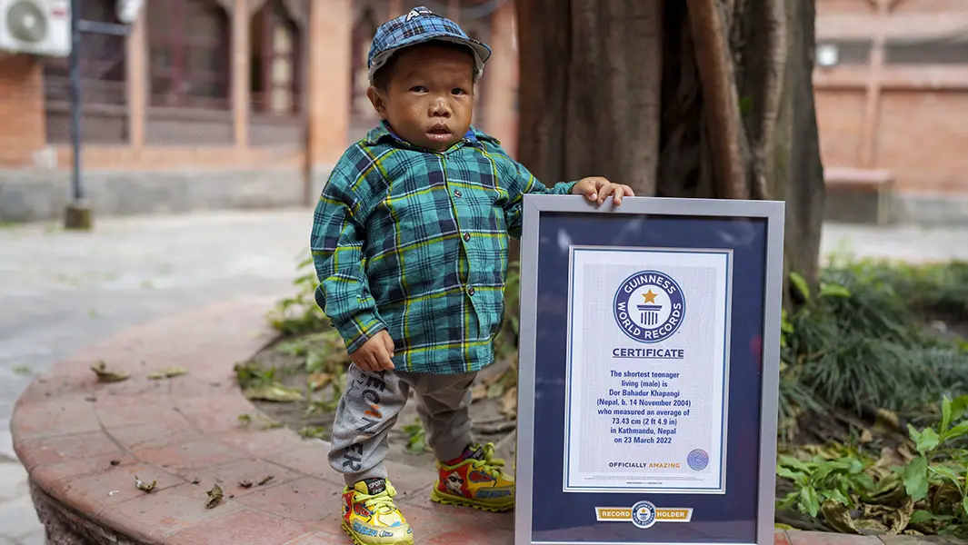 Adolescente nepalí es el más pequeño del mundo