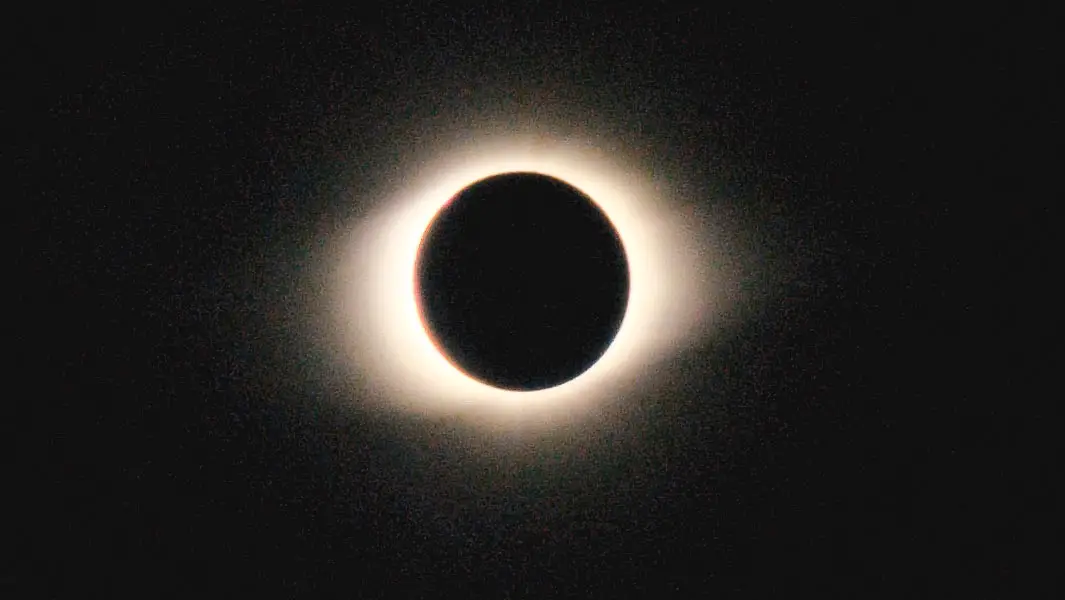 Astrónomo Dr. Glenn Schneider rompe récord durante el eclipse solar total 2019