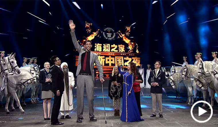worlds tallest man next to adjudicators and horses