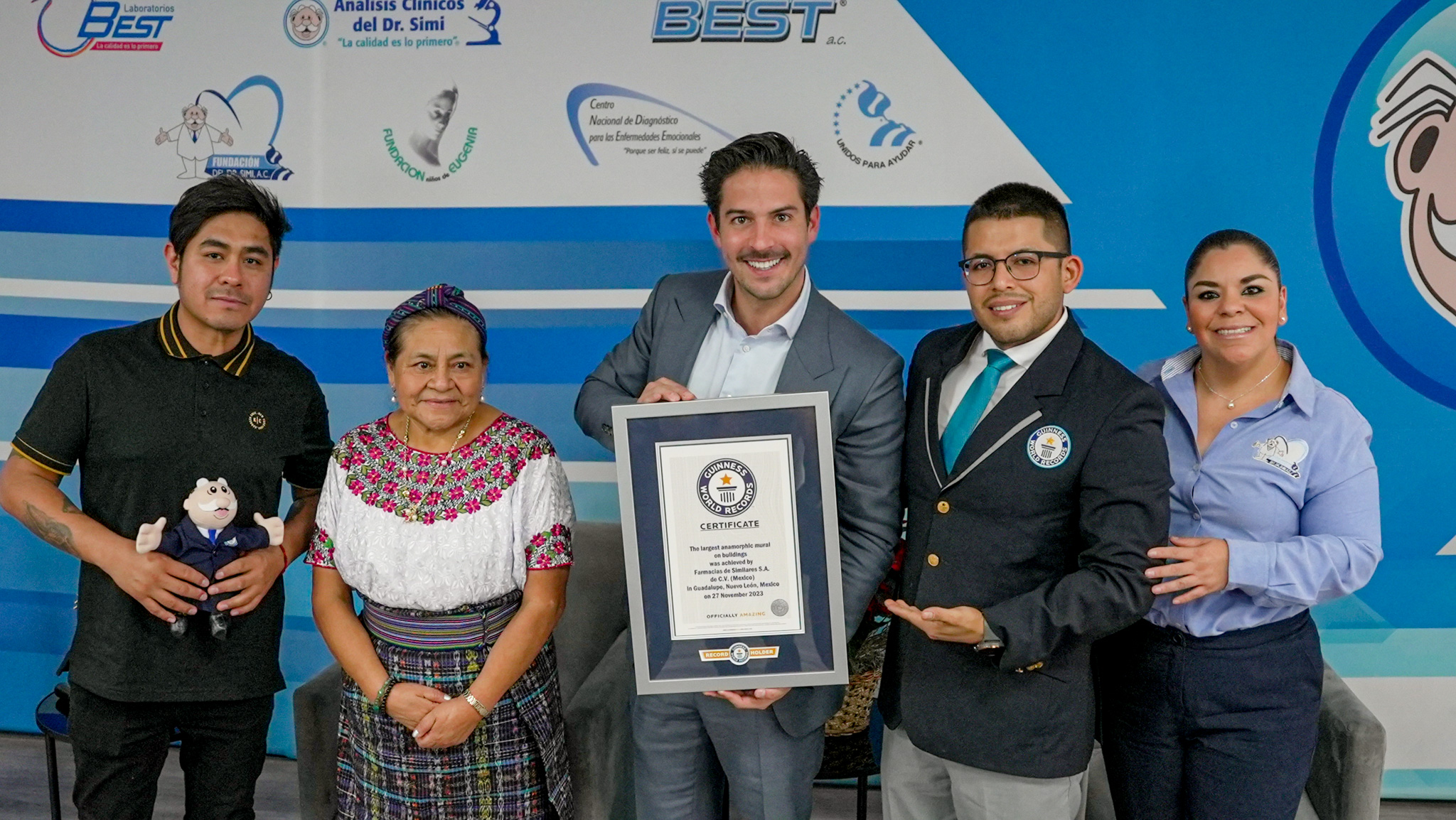 Largest Anamorphic Mural picture of the certificate