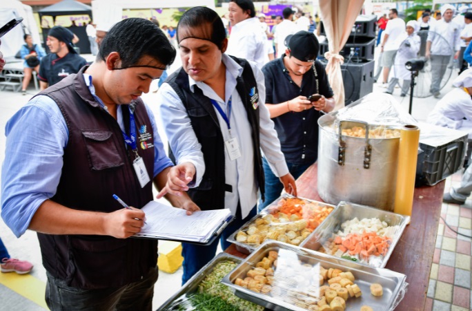 Largest-serving-of-viche-soup-Ecuador-Guinness-World-Records