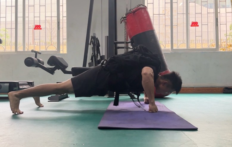 Most knuckle push ups carrying a 60 lb pack in one minute (male ...