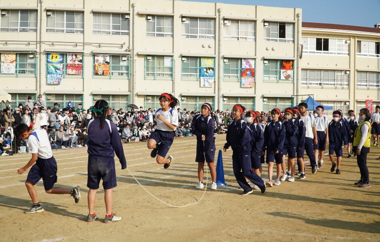 Jumping Rope Relay In Line Most people in a rope skipping relay (single rope) | Guinness World Records