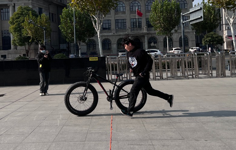 Longest distance to dismount and mount a bicycle without using the ...