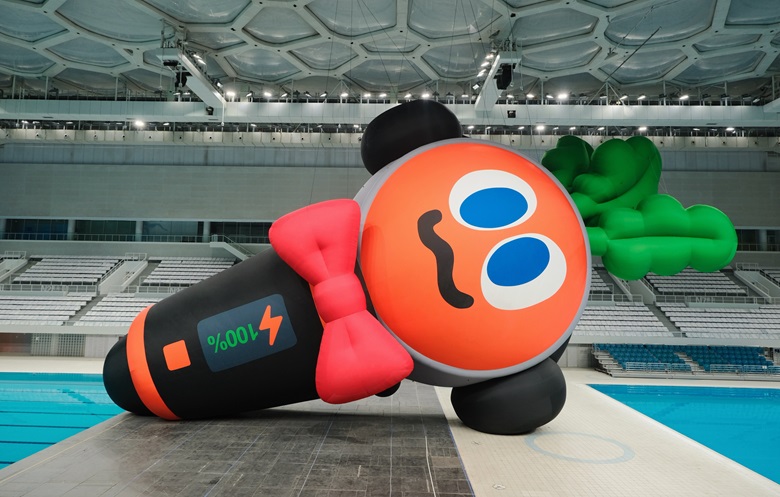 Largest inflatable sculpture of a microphone | Guinness World Records